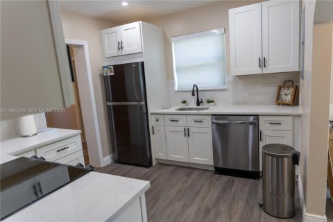 House in Dania Beach, Florida 3 bedrooms, 95.04 sq.m. № 2003735 - photo 8