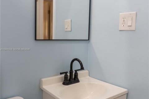 House in Dania Beach, Florida 3 bedrooms, 95.04 sq.m. № 2003735 - photo 13