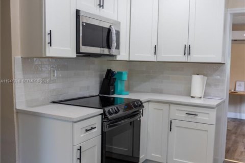 House in Dania Beach, Florida 3 bedrooms, 95.04 sq.m. № 2003735 - photo 6