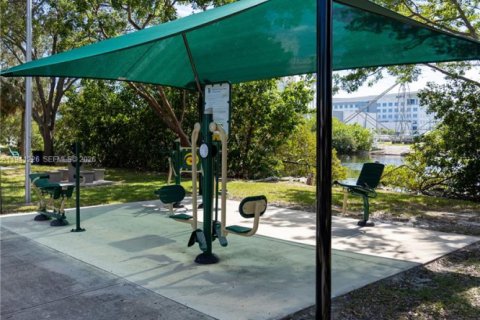 House in Dania Beach, Florida 3 bedrooms, 95.04 sq.m. № 2003735 - photo 28