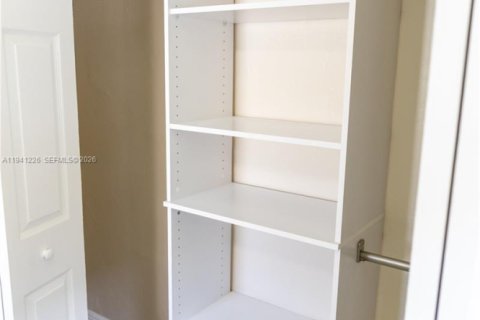 House in Dania Beach, Florida 3 bedrooms, 95.04 sq.m. № 2003735 - photo 21