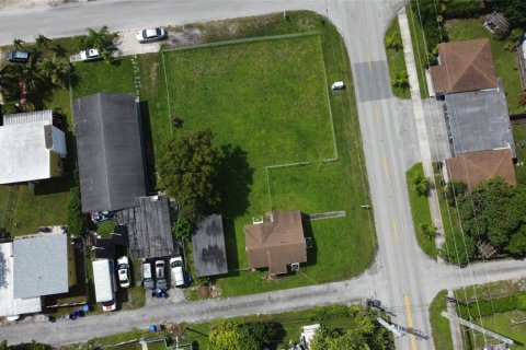 Land in Hollywood, Florida № 656162 - photo 1