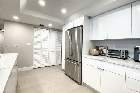 Condo in Miami, Florida, 2 bedrooms  № 1951787 - photo 9