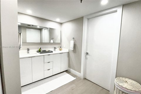 Condo in Miami, Florida, 2 bedrooms  № 1951787 - photo 14