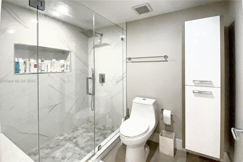 Condo in Miami, Florida, 2 bedrooms  № 1951787 - photo 15