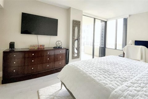 Condo in Miami, Florida, 2 bedrooms  № 1951787 - photo 13