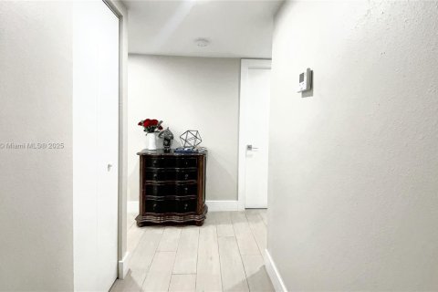 Condo in Miami, Florida, 2 bedrooms  № 1951787 - photo 10