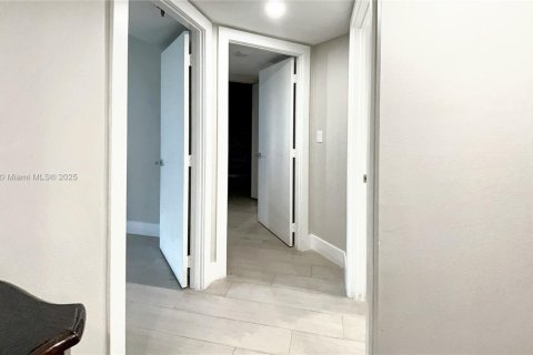 Condo in Miami, Florida, 2 bedrooms  № 1951787 - photo 11