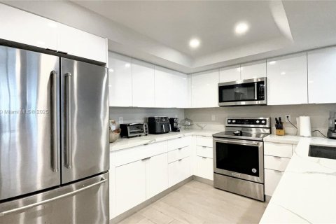 Condo in Miami, Florida, 2 bedrooms  № 1951787 - photo 8