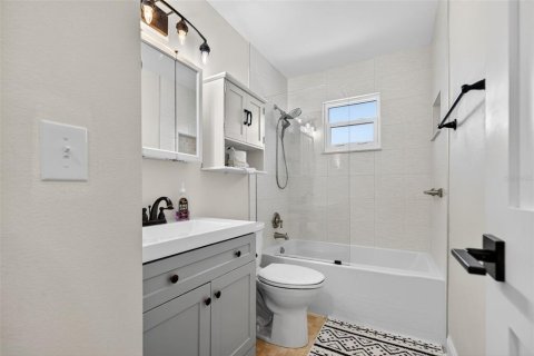House in Holmes Beach, Florida 2 bedrooms, 96.62 sq.m. № 2095128 - photo 24