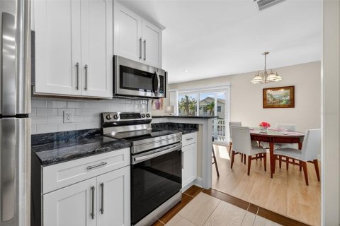 House in Holmes Beach, Florida 2 bedrooms, 96.62 sq.m. № 2095128 - photo 20