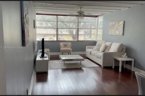 Condominio en venta en Plantation, Florida, 1 dormitorio, 63.17 m2 № 2011639 - foto 2