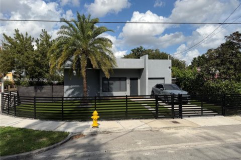 Villa ou maison à vendre à Miami, Floride: 4 chambres, 170.29 m2 № 2004614 - photo 3
