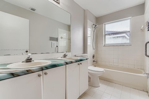 Casa en venta en Miramar, Florida, 4 dormitorios, 221.39 m2 № 1946019 - foto 25