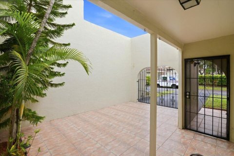 Touwnhouse à vendre à Plantation, Floride: 2 chambres, 202.06 m2 № 2250788 - photo 5