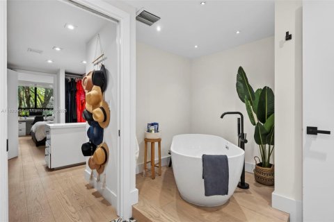 Condo in Key Biscayne, Florida, 3 bedrooms № 1943255 - photo 19