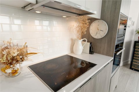 Condo in Miami, Florida, 1 bedroom  № 2001369 - photo 9