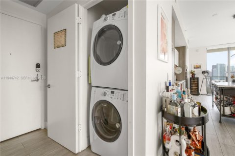 Condo in Miami, Florida, 1 bedroom  № 2001369 - photo 30