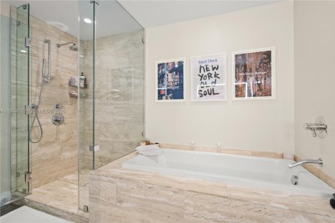 Condo in Miami, Florida, 1 bedroom  № 2001369 - photo 23