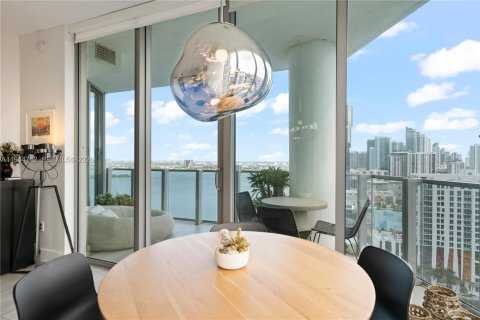 Condo in Miami, Florida, 1 bedroom  № 2001369 - photo 15