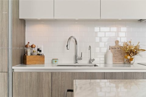 Condo in Miami, Florida, 1 bedroom  № 2001369 - photo 8