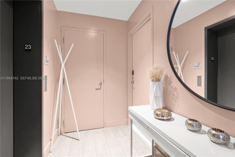 Condo in Miami, Florida, 1 bedroom  № 2001369 - photo 2