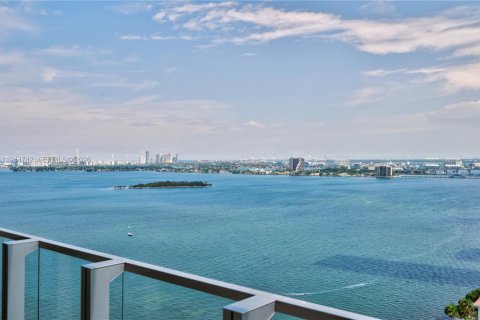 Condo in Miami, Florida, 1 bedroom  № 2001369 - photo 16