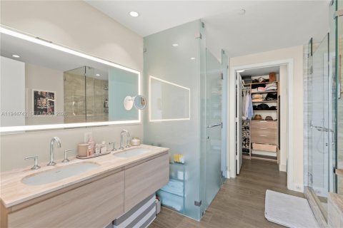 Condo in Miami, Florida, 1 bedroom  № 2001369 - photo 24