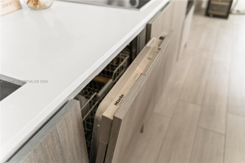 Condo in Miami, Florida, 1 bedroom  № 2001369 - photo 11