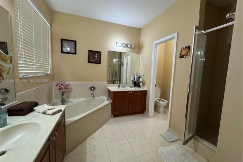 House in Miami, Florida 4 bedrooms, 166.95 sq.m. № 1938526 - photo 15