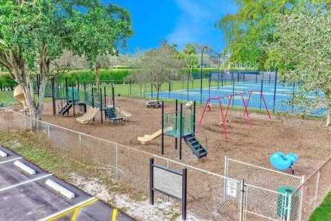 House in Boca Raton, Florida 4 bedrooms, 143.26 sq.m. № 1175102 - photo 1