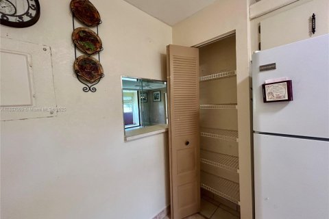 Condo in Sunrise, Florida, 2 bedrooms  № 1878747 - photo 9