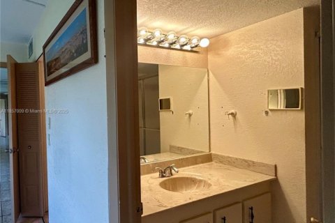 Condo in Sunrise, Florida, 2 bedrooms  № 1878747 - photo 21