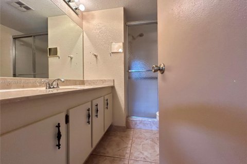 Condo in Sunrise, Florida, 2 bedrooms  № 1878747 - photo 19