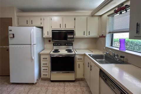 Condo in Sunrise, Florida, 2 bedrooms  № 1878747 - photo 2