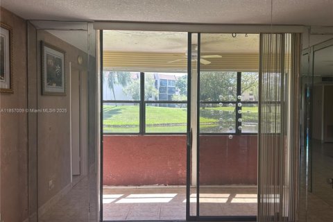 Condo in Sunrise, Florida, 2 bedrooms  № 1878747 - photo 11