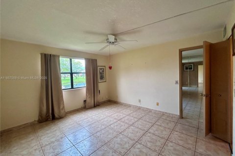 Condo in Sunrise, Florida, 2 bedrooms  № 1878747 - photo 13