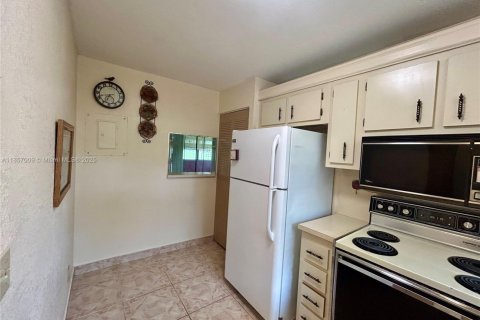 Condo in Sunrise, Florida, 2 bedrooms  № 1878747 - photo 7