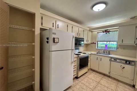 Condo in Sunrise, Florida, 2 bedrooms  № 1878747 - photo 8