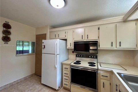 Condo in Sunrise, Florida, 2 bedrooms  № 1878747 - photo 6