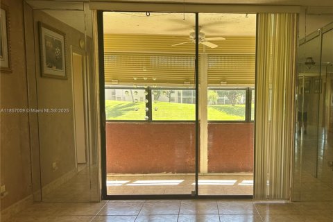 Condo in Sunrise, Florida, 2 bedrooms  № 1878747 - photo 17