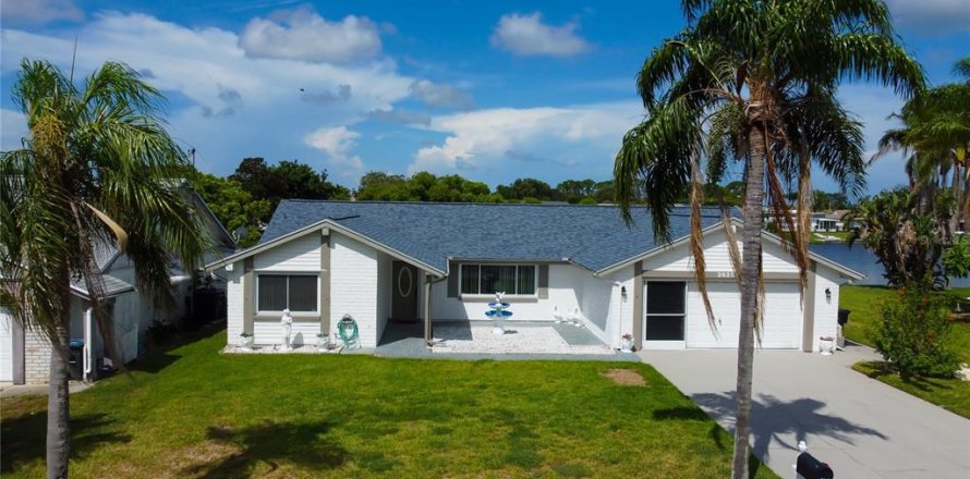 House in Holiday, Florida 3 bedrooms, 135.82 sq.m. № 1906358