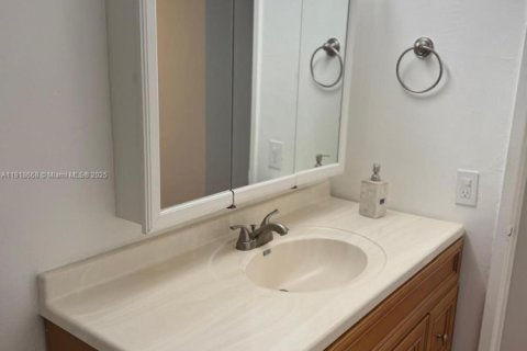 Снять в аренду кондоминиум в Вирджиния-Гарденс, Флорида 2 спальни, 92.72м2, № 1973901 - фото 8