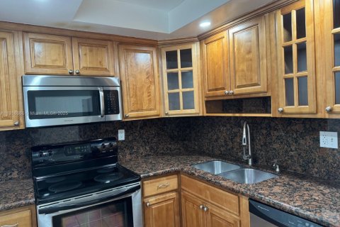 Снять в аренду кондоминиум в Вирджиния-Гарденс, Флорида 2 спальни, 92.72м2, № 1973901 - фото 3