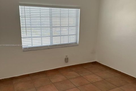 Снять в аренду кондоминиум в Вирджиния-Гарденс, Флорида 2 спальни, 92.72м2, № 1973901 - фото 9