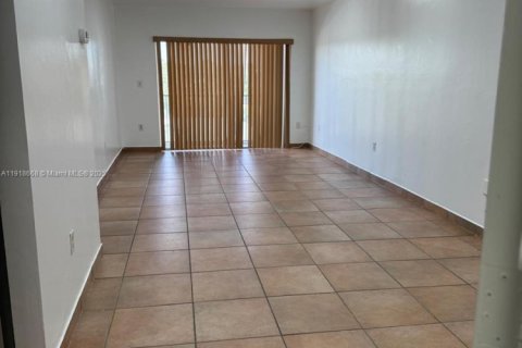 Снять в аренду кондоминиум в Вирджиния-Гарденс, Флорида 2 спальни, 92.72м2, № 1973901 - фото 1