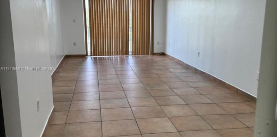 Кондоминиум с 2 спальнями в Вирджиния-Гарденс, Флорида № 1973901