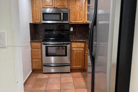 Снять в аренду кондоминиум в Вирджиния-Гарденс, Флорида 2 спальни, 92.72м2, № 1973901 - фото 2