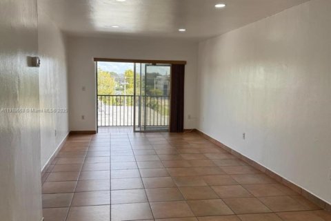 Снять в аренду кондоминиум в Вирджиния-Гарденс, Флорида 2 спальни, 92.72м2, № 1973901 - фото 5