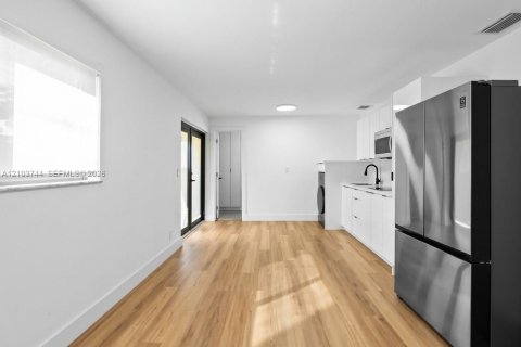 Immobilier commercial à louer à Hollywood, Floride № 2410922 - photo 4